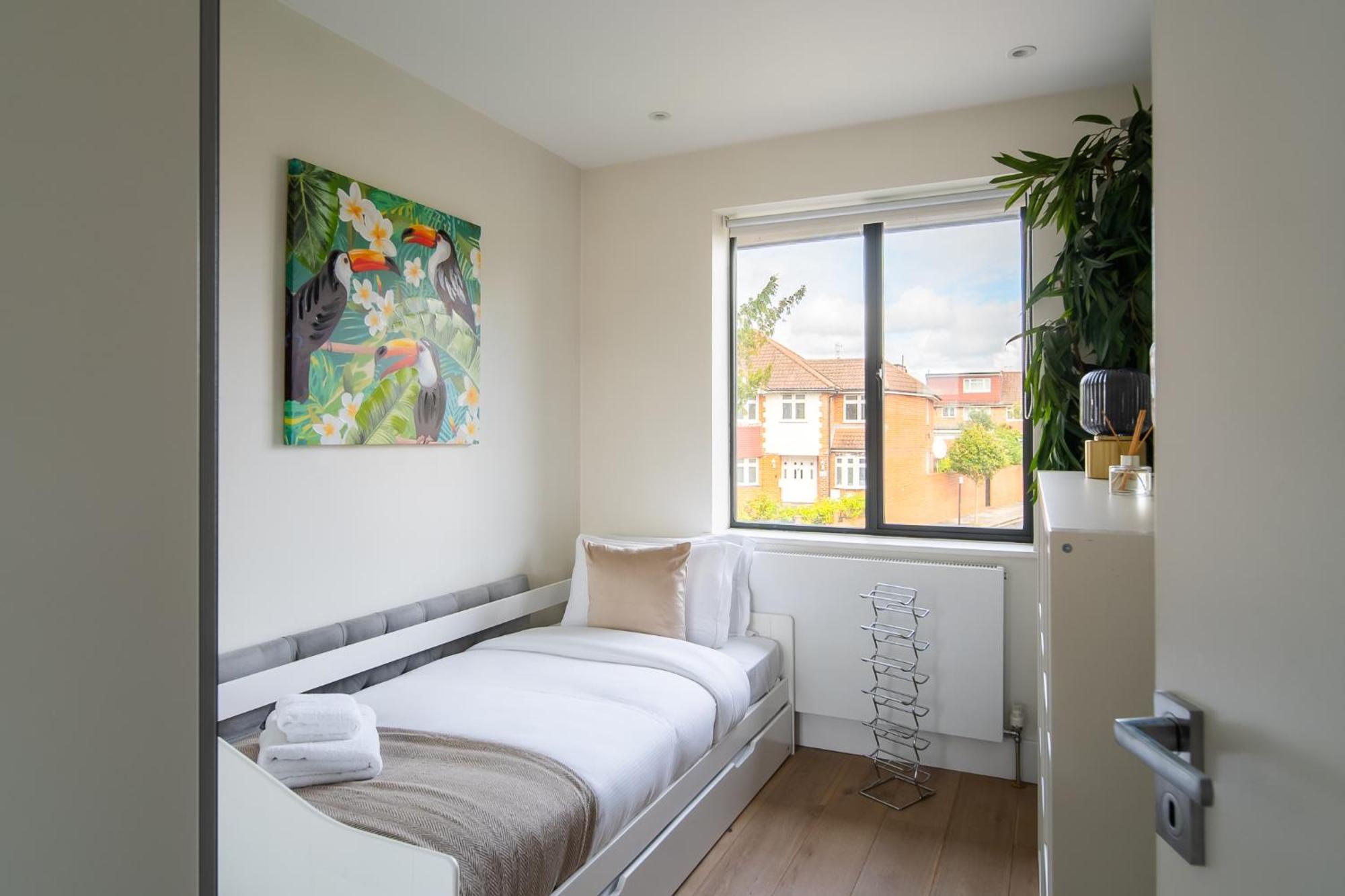 4 Bed 4 Bath House By Livestay Short Lets & Serviced With Parking, Jacuzzi & Garden Casa vacanze *