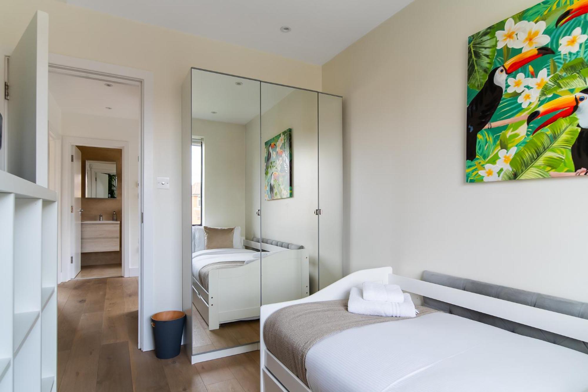 4 Bed 4 Bath House By Livestay Short Lets & Serviced With Parking, Jacuzzi & Garden * Londra