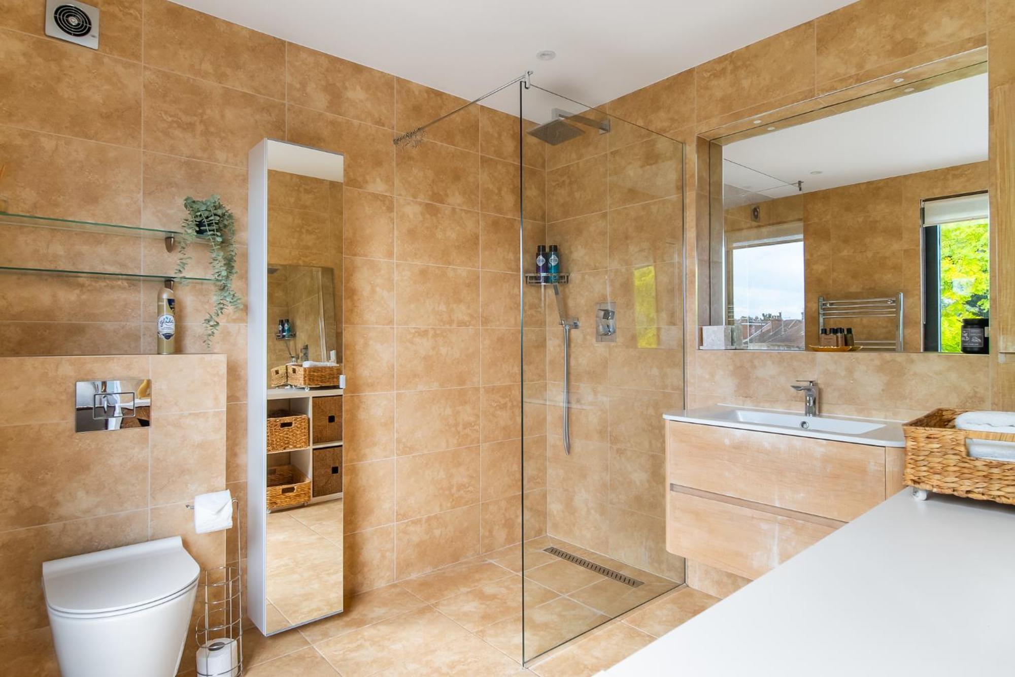 Casa vacanze 4 Bed 4 Bath House By Livestay Short Lets & Serviced With Parking, Jacuzzi & Garden Londra
