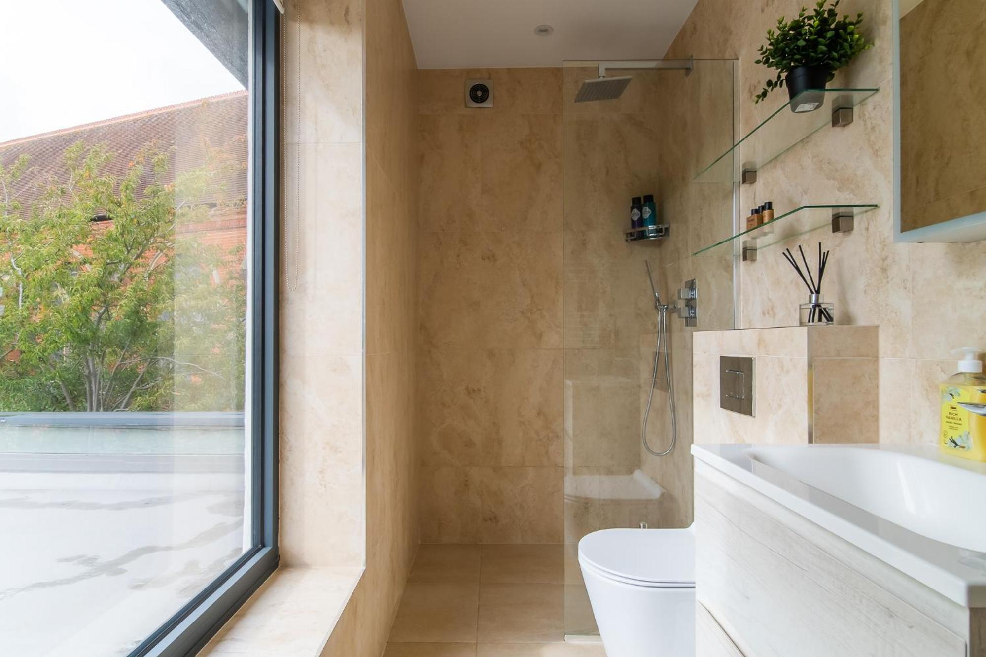 4 Bed 4 Bath House By Livestay Short Lets & Serviced With Parking, Jacuzzi & Garden * Londra