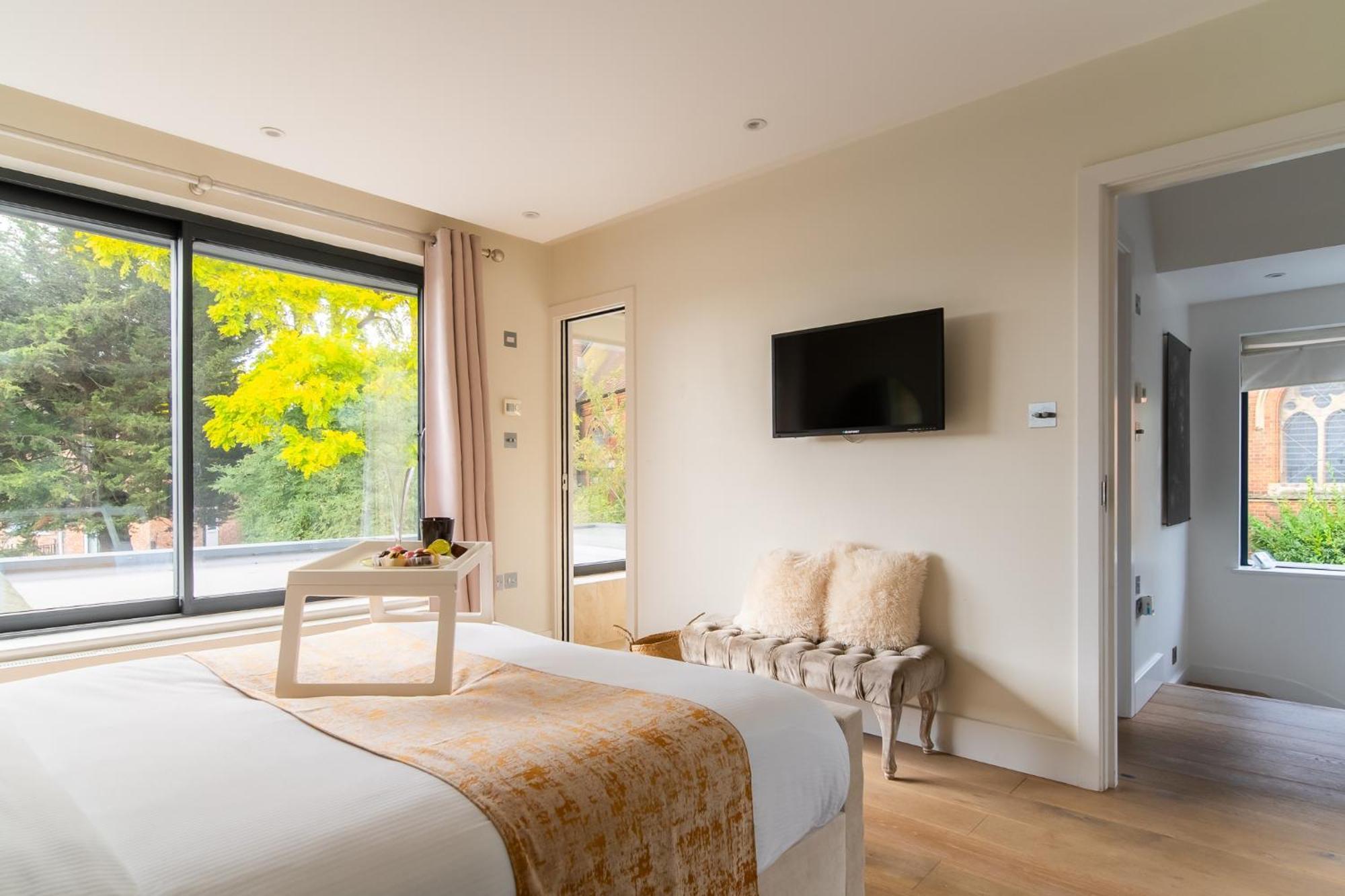 4 Bed 4 Bath House By Livestay Short Lets & Serviced With Parking, Jacuzzi & Garden Londra