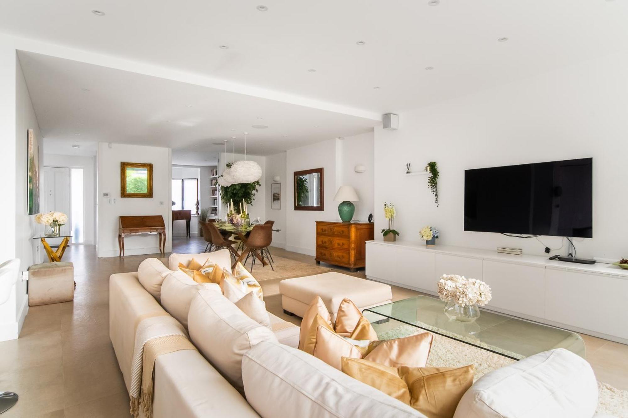 4 Bed 4 Bath House By Livestay Short Lets & Serviced With Parking, Jacuzzi & Garden Casa vacanze Londra