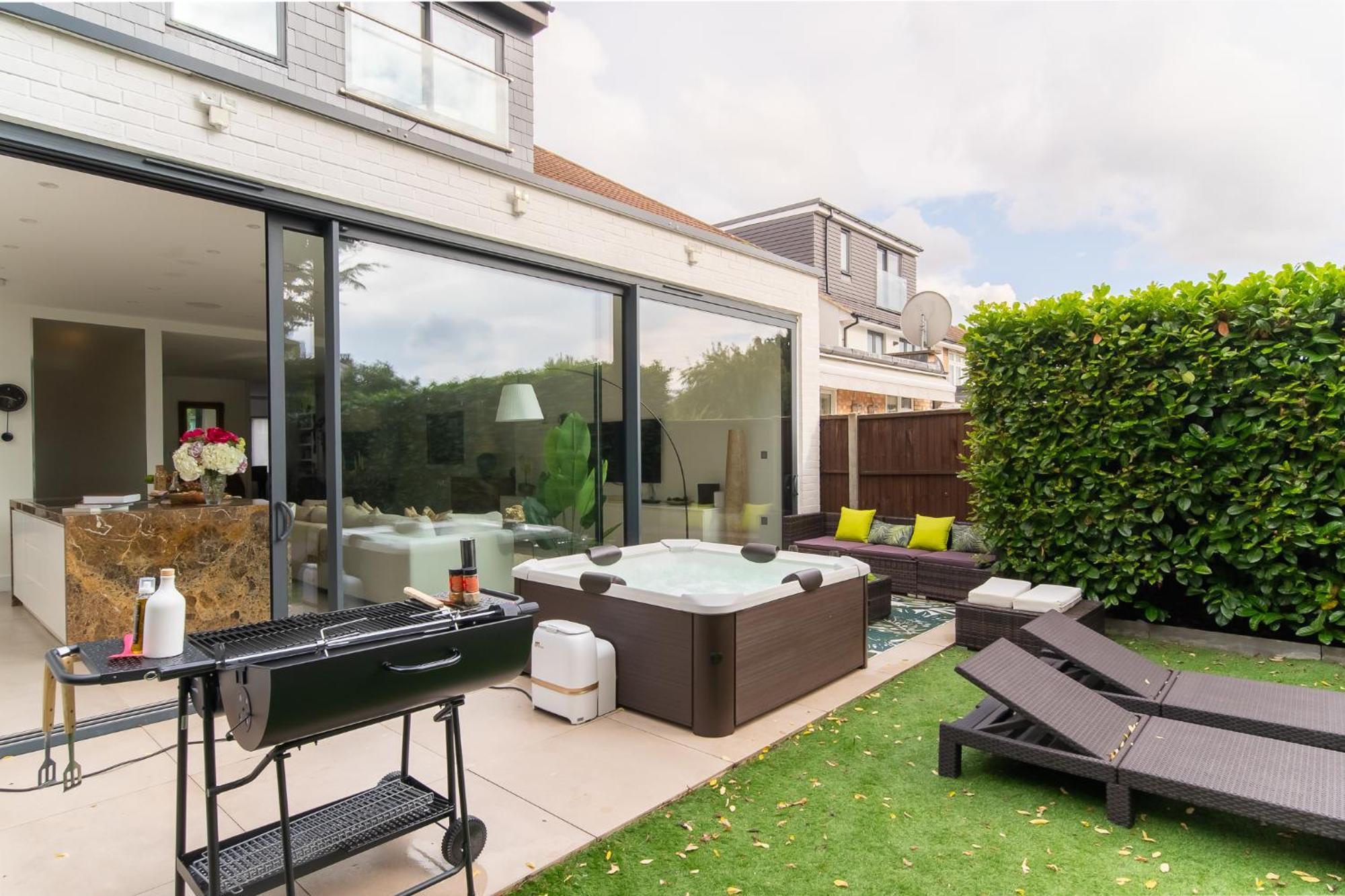 4 Bed 4 Bath House By Livestay Short Lets & Serviced With Parking, Jacuzzi & Garden Casa vacanze Londra