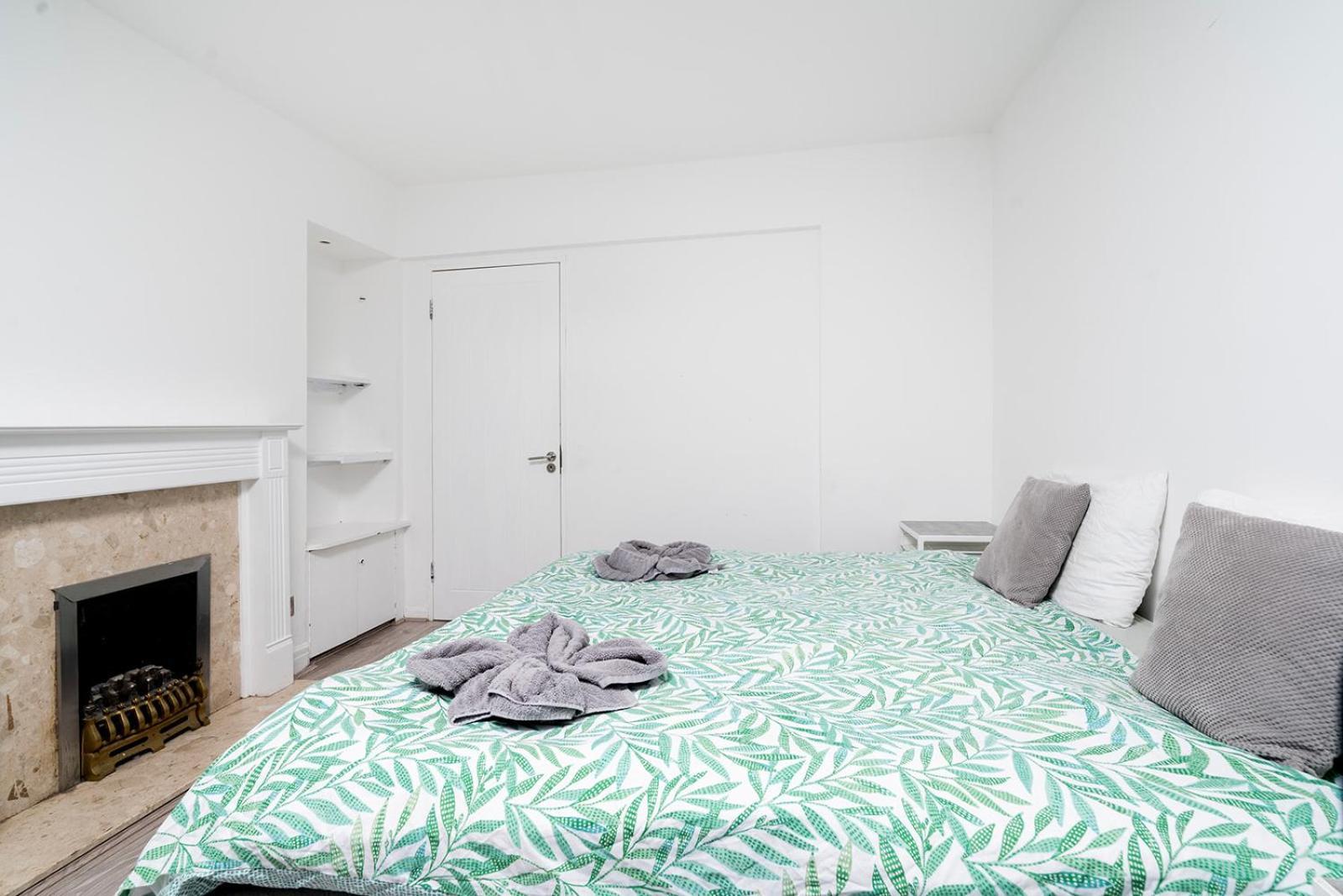 Large 4 Bedroom House With Parking Available Lejlighed