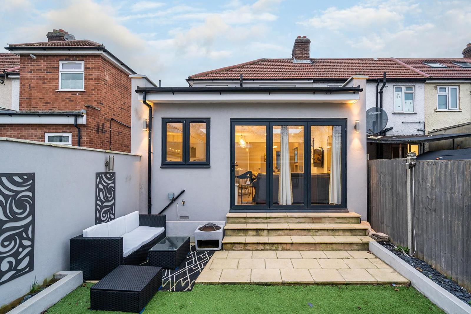 Large 4 Bedroom House With Parking Available Lejlighed London