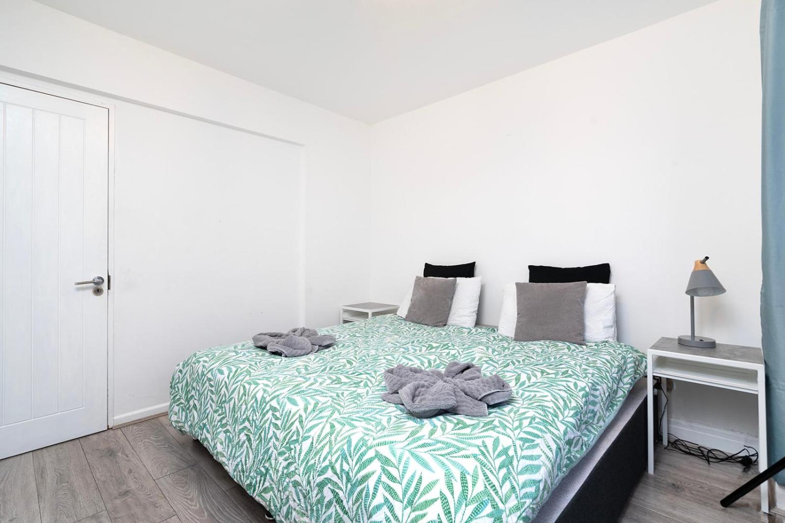 Large 4 Bedroom House With Parking Available Lejlighed London