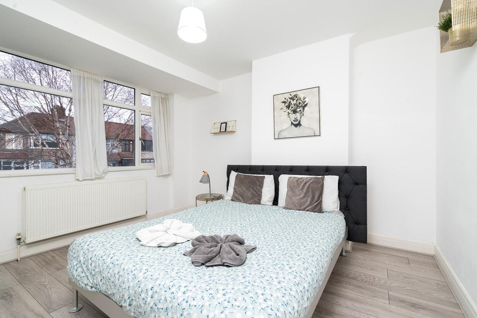 Large 4 Bedroom House With Parking Available Lejlighed *