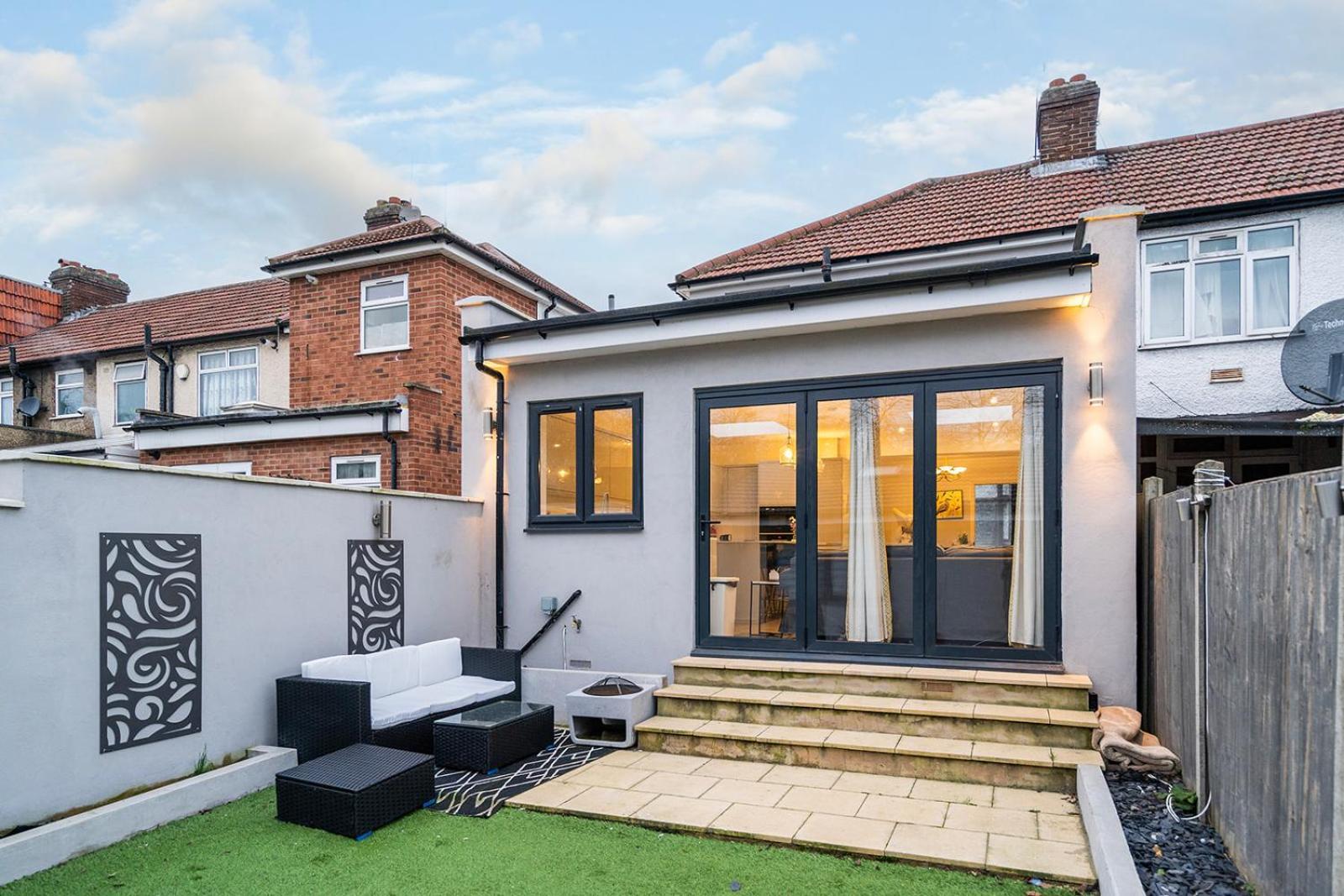 Lejlighed Large 4 Bedroom House With Parking Available