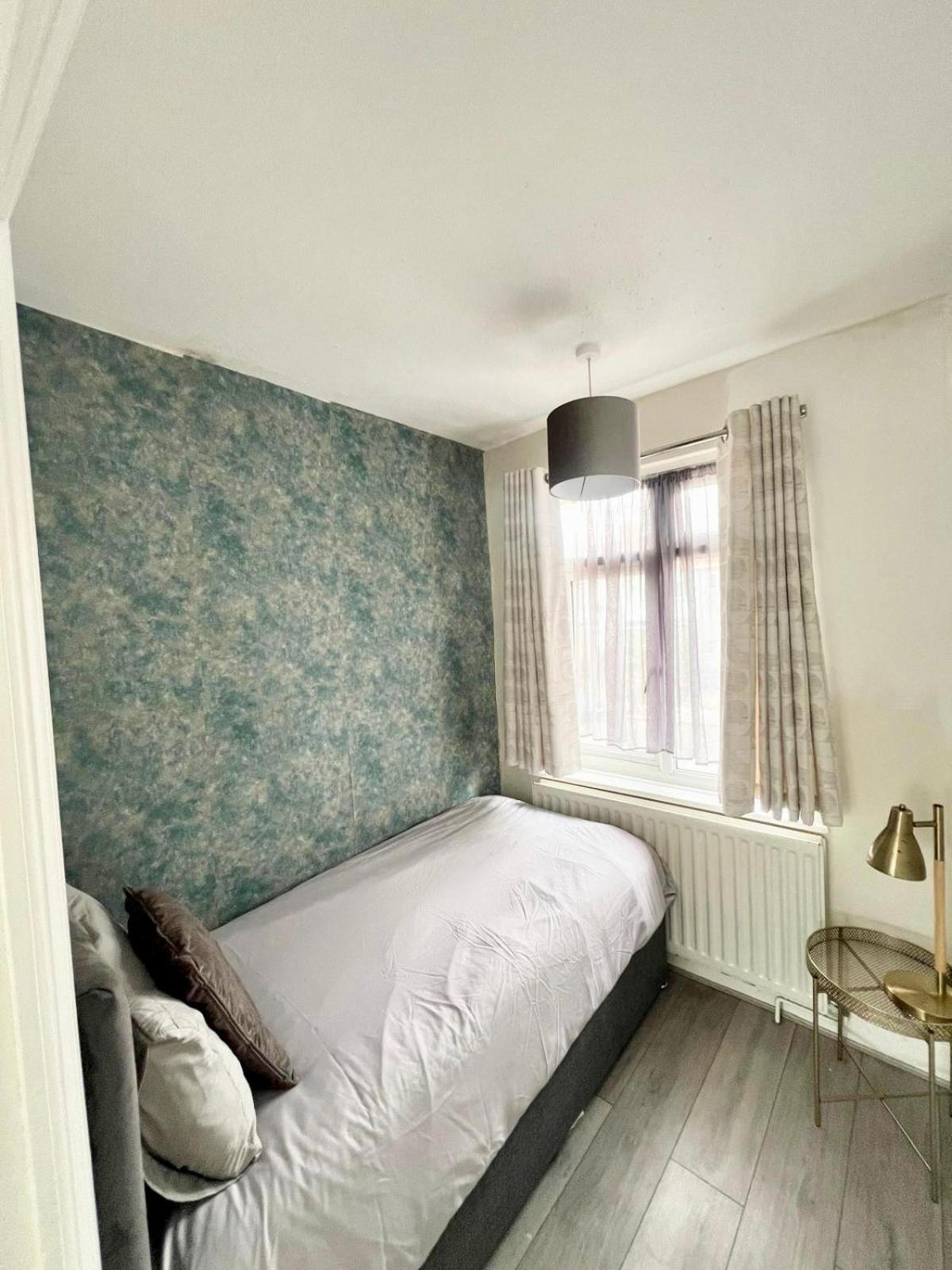 Large 4 Bedroom House With Parking Available Lejlighed London