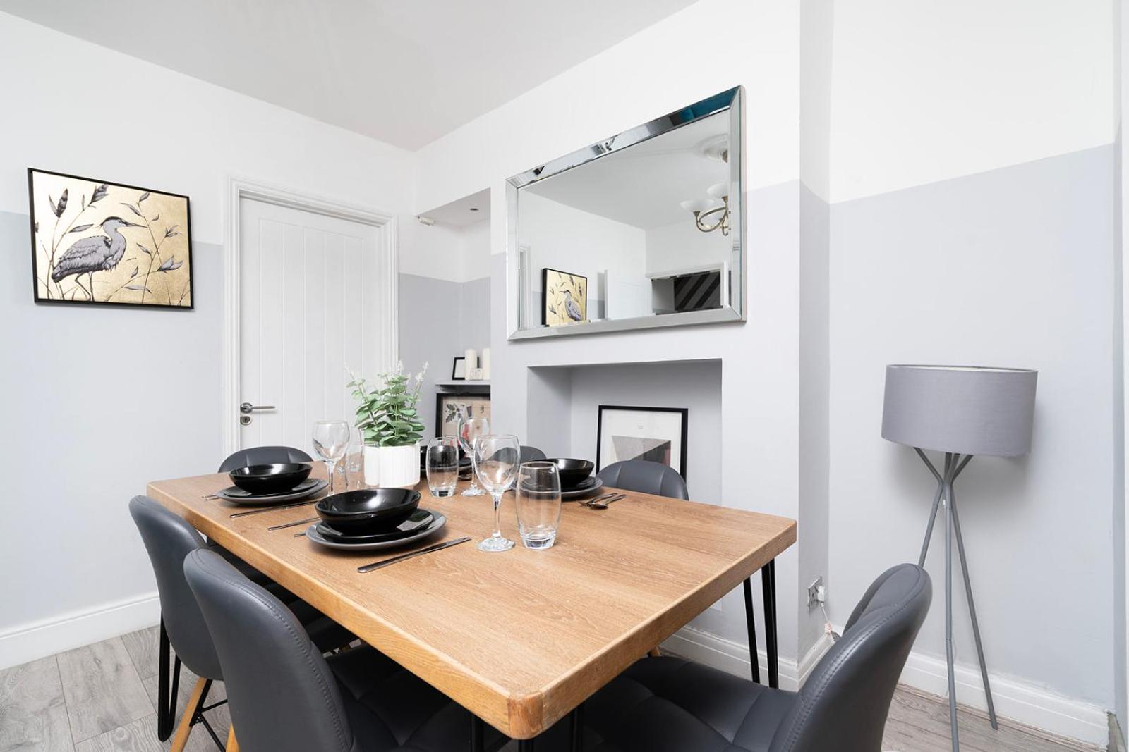 Large 4 Bedroom House With Parking Available Lejlighed