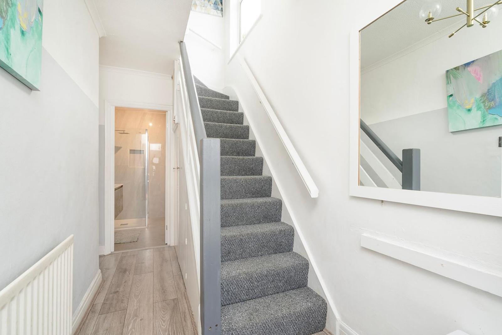 Large 4 Bedroom House With Parking Available Lejlighed *
