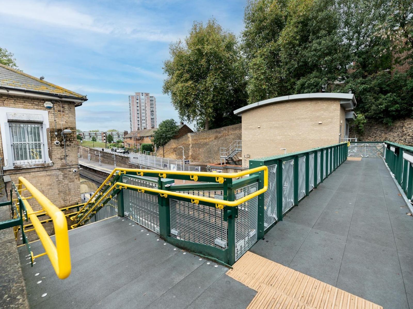 Modern 2-bed Flat Woolwich Station 6 Mins Walk Pass The Keys
