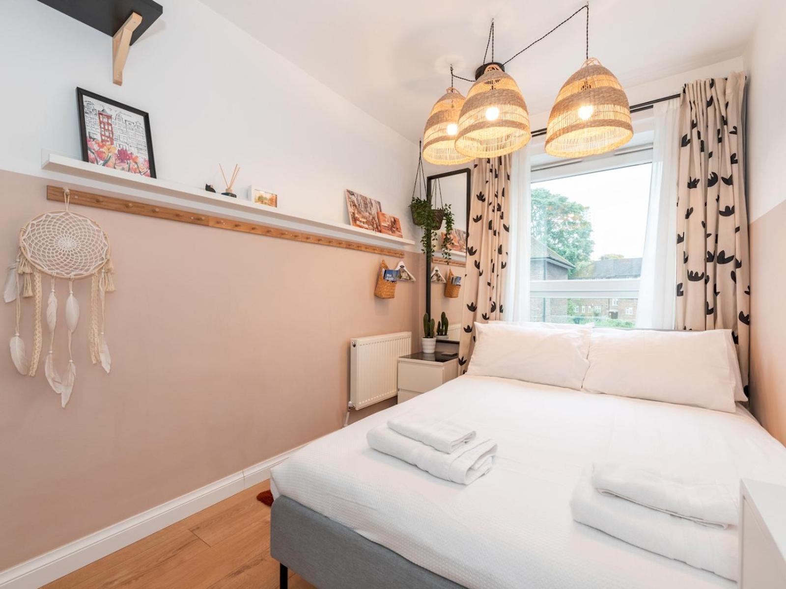 Modern 2-bed Flat Woolwich Station 6 Mins Walk Pass The Keys London