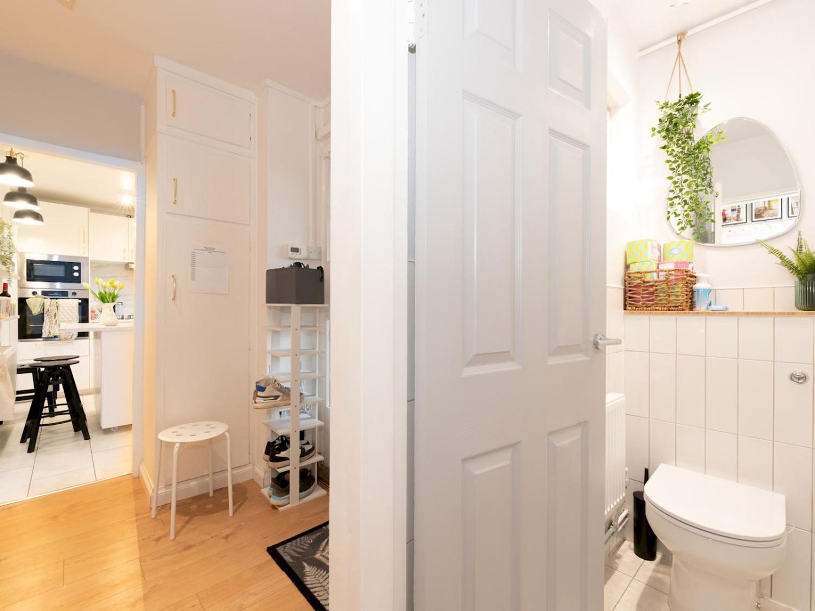 Modern 2-bed Flat Woolwich Station 6 Mins Walk Pass The Keys London