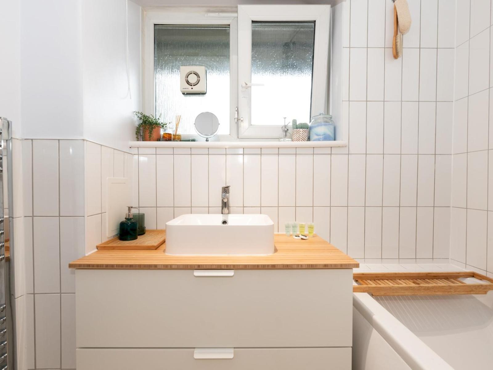 Modern 2-bed Flat Woolwich Station 6 Mins Walk Pass The Keys