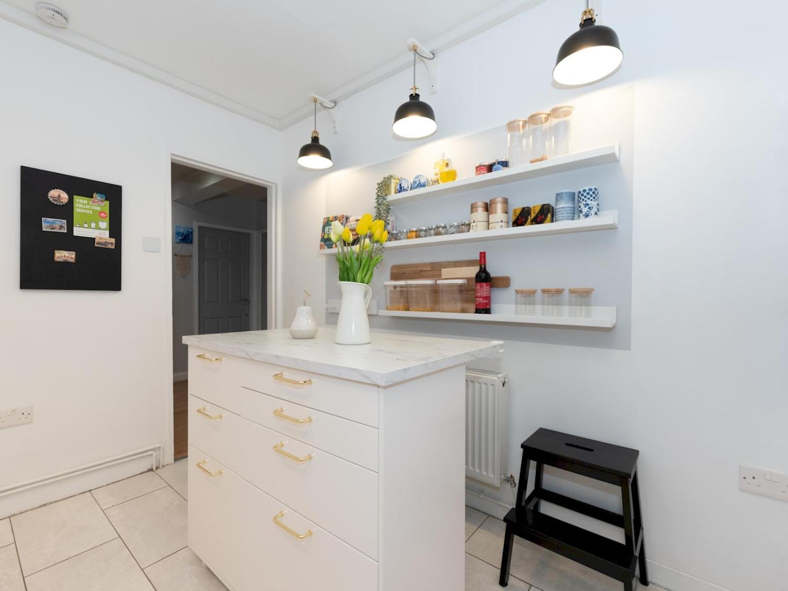 Modern 2-bed Flat Woolwich Station 6 Mins Walk Pass The Keys London