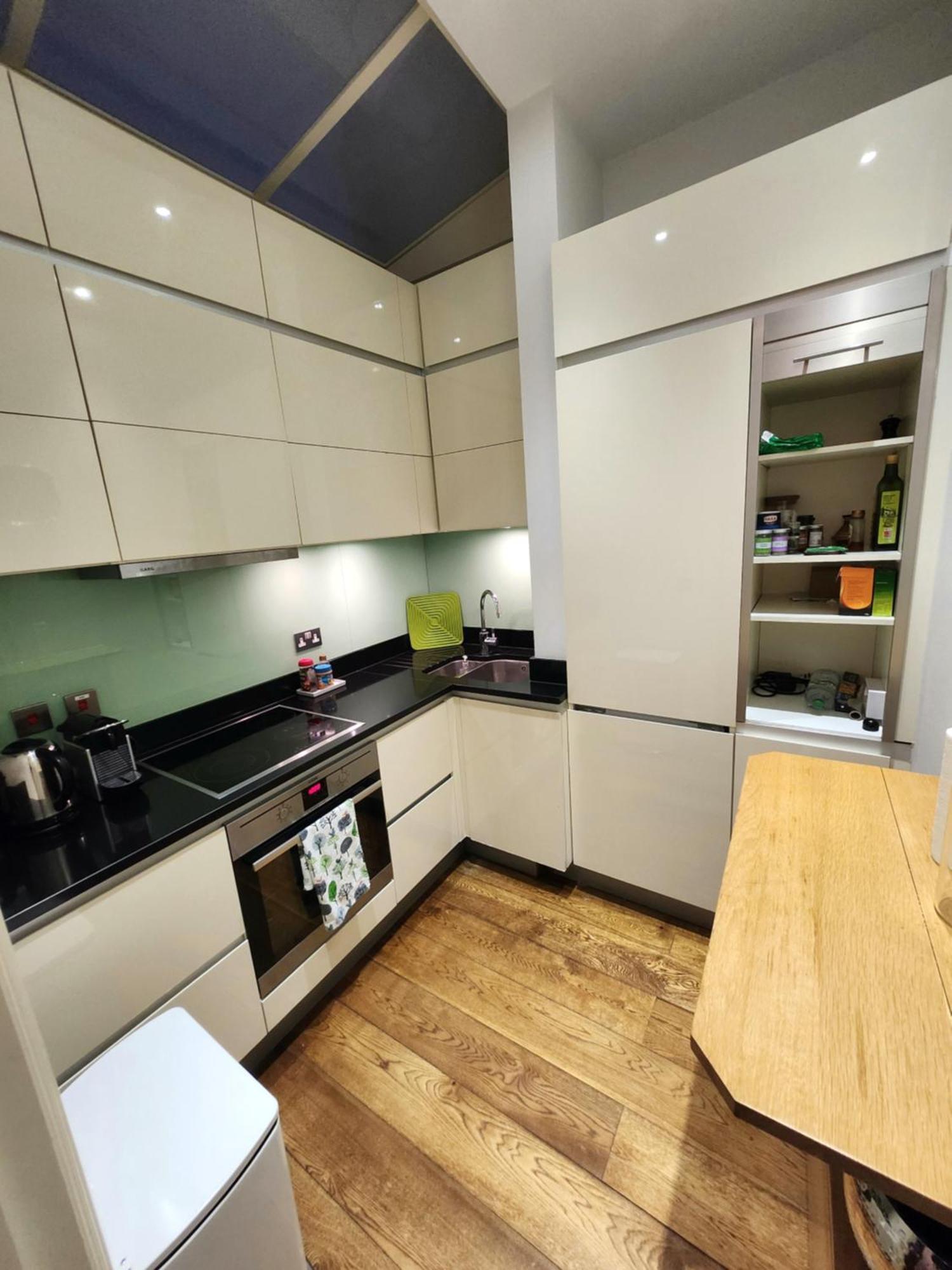 2 Bedroom Luxury Flat In South Kensington * Londen