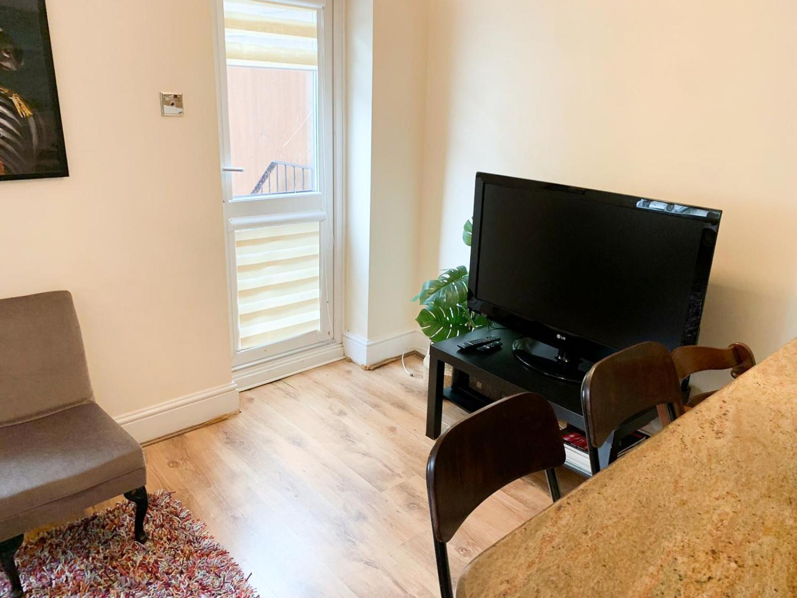 Lovely 1 Bedroom Flat In West Kensington London, Shepherd's Bush Apartment London