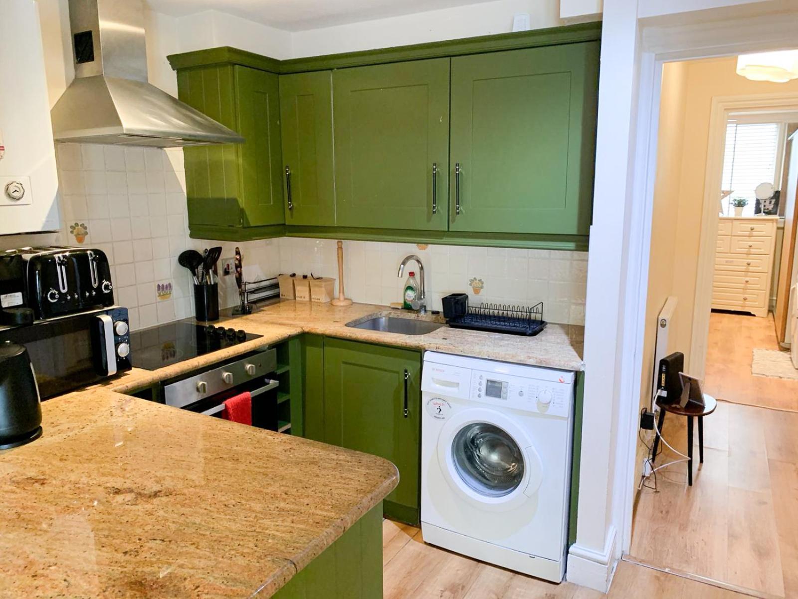 Lovely 1 Bedroom Flat In West Kensington London, Shepherd's Bush Apartment
