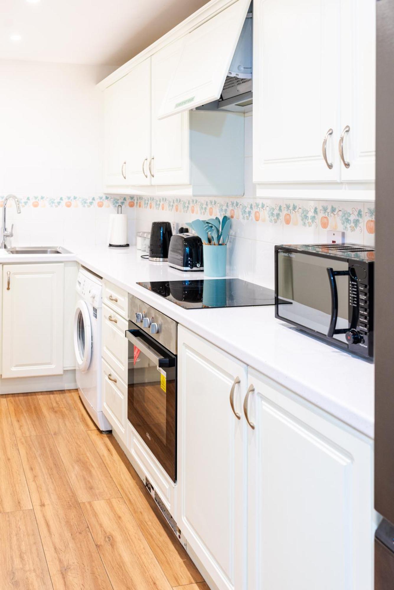 Bright And Spacious Flat With Free Parking *