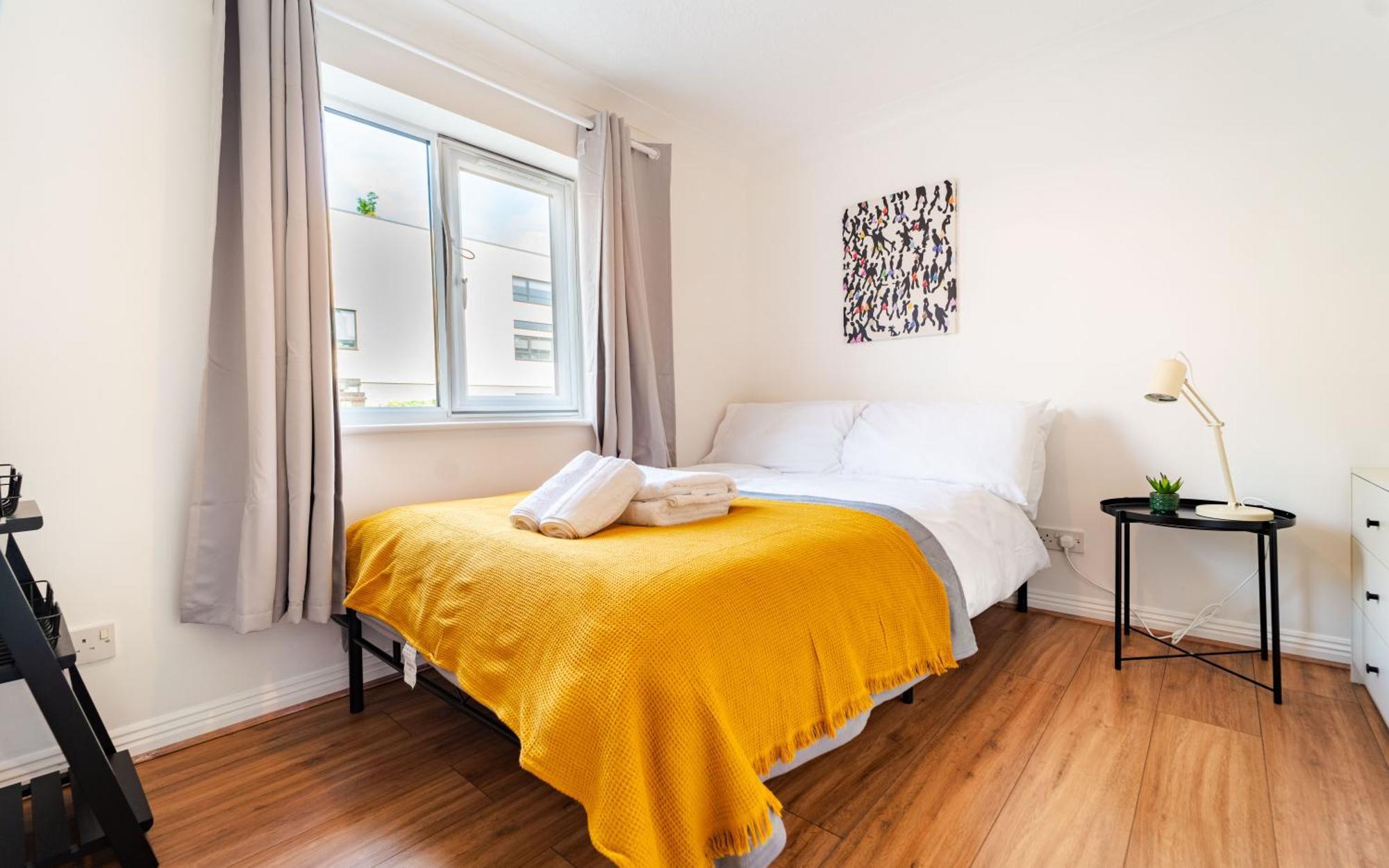 Bright And Spacious Flat With Free Parking Apartment