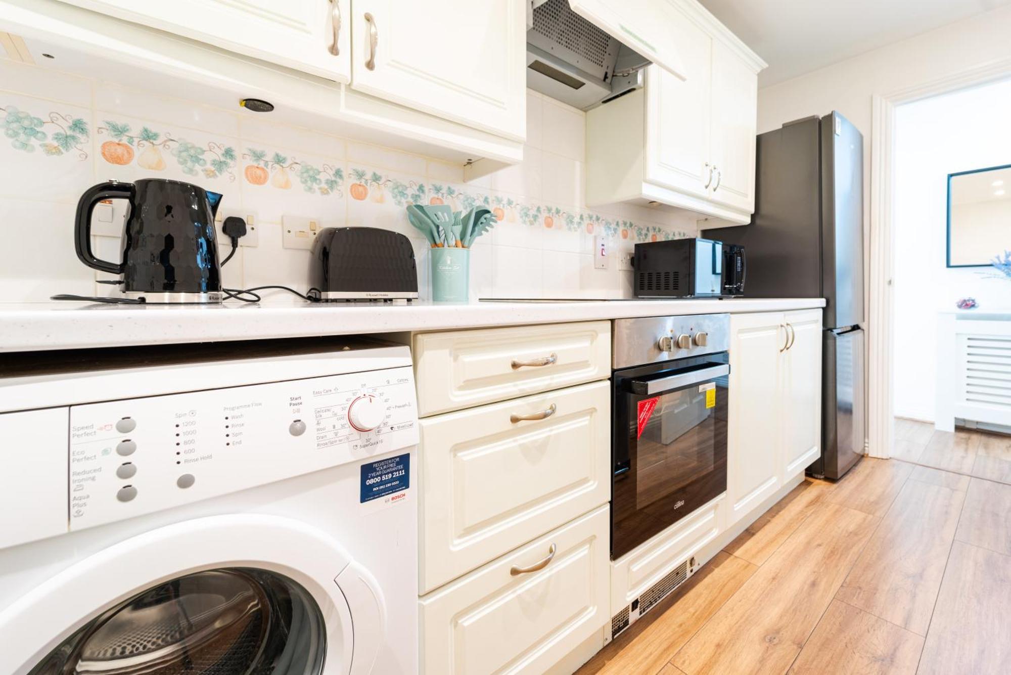 Bright And Spacious Flat With Free Parking *