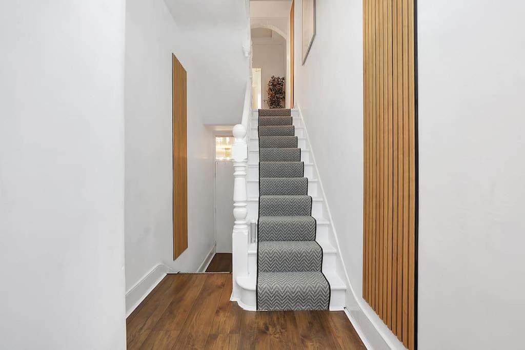 Enquires At The Panel By Harlington 8 Bed *