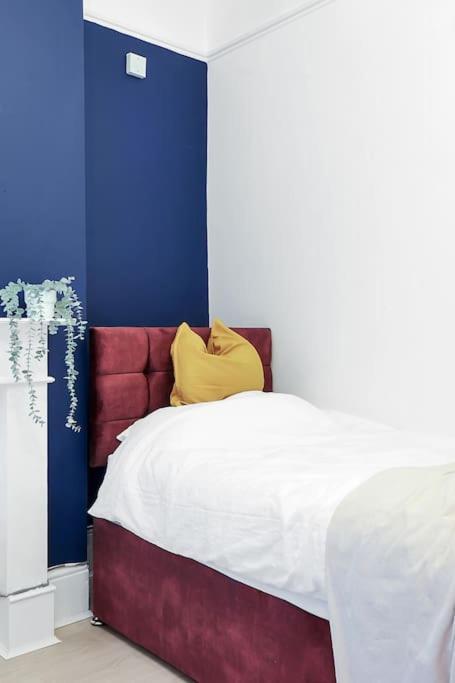 Enquires At The Panel By Harlington 8 Bed Apartment *
