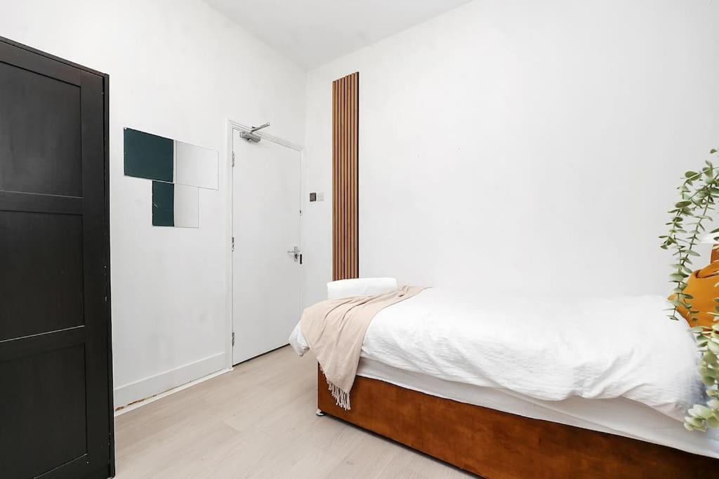 Enquires At The Panel By Harlington 8 Bed Apartment