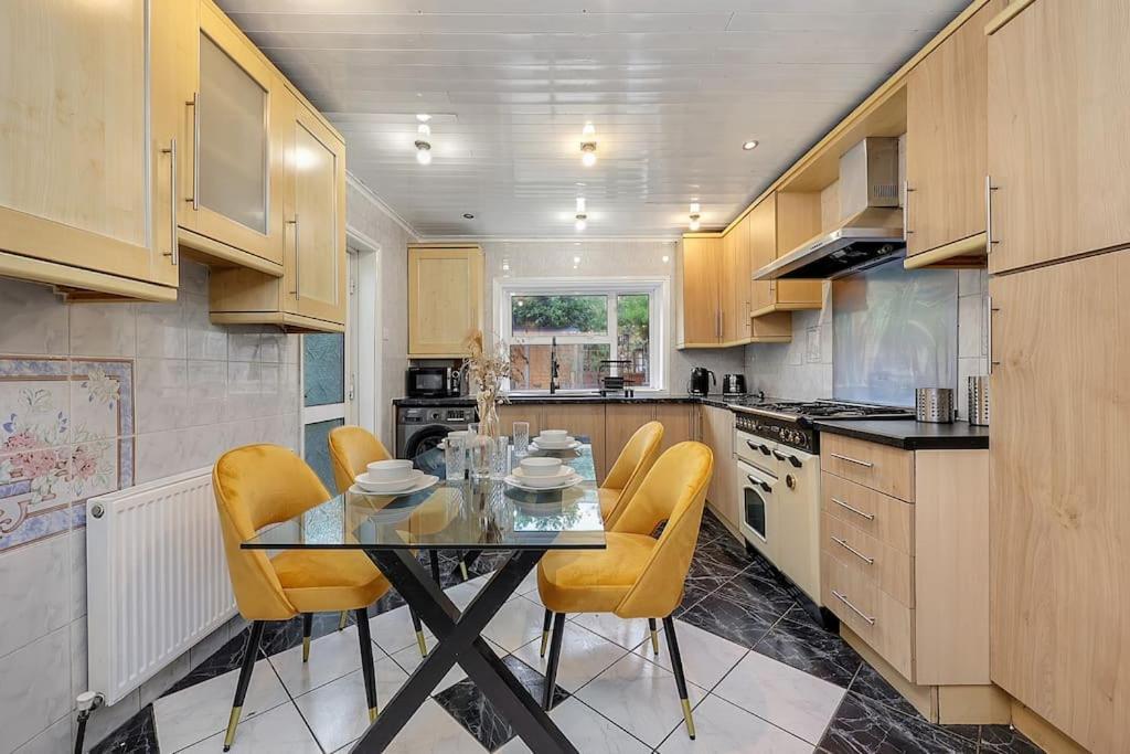 Apartment Enquires At The Panel By Harlington 8 Bed