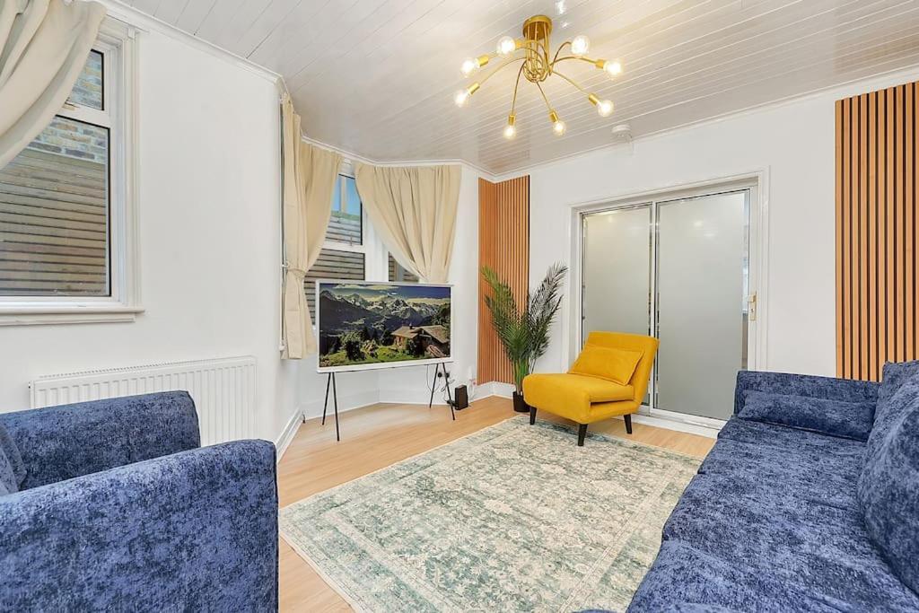 Enquires At The Panel By Harlington 8 Bed *