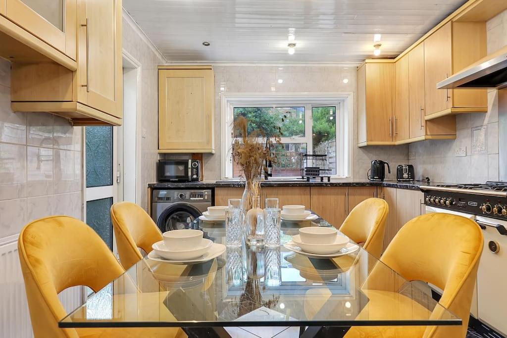 Apartment Enquires At The Panel By Harlington 8 Bed *