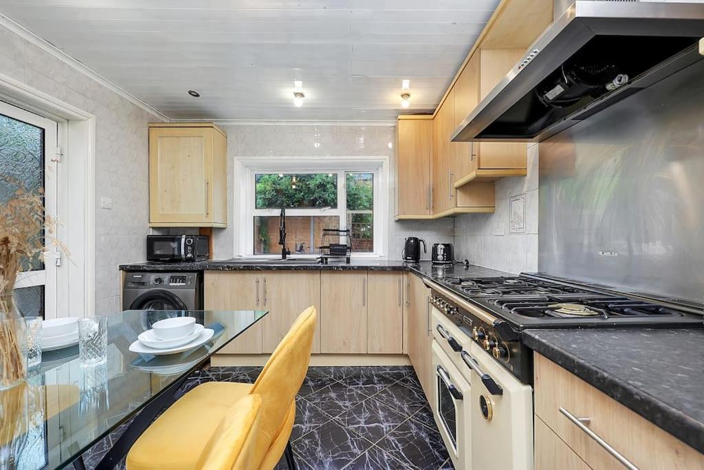 Enquires At The Panel By Harlington 8 Bed *