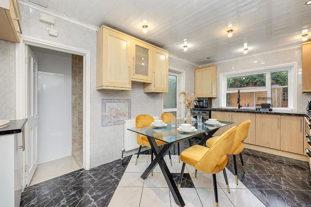 Enquires At The Panel By Harlington 8 Bed * London