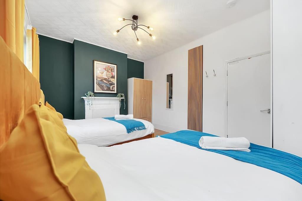 Enquires At The Panel By Harlington 8 Bed * London