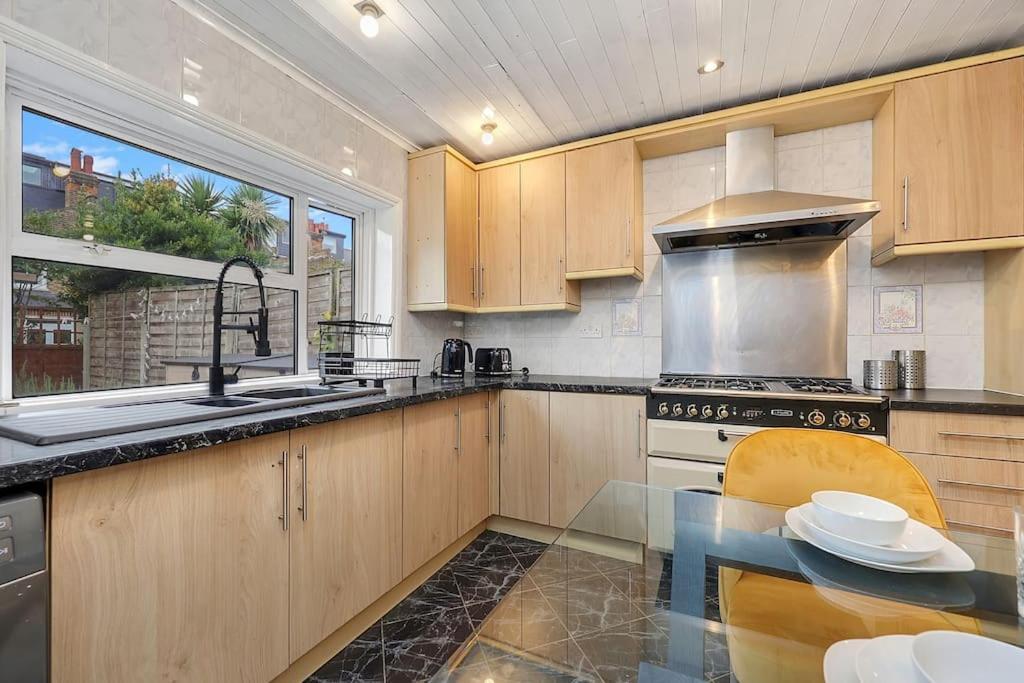 Apartment Enquires At The Panel By Harlington 8 Bed London