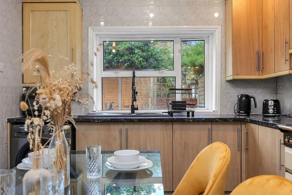 Apartment Enquires At The Panel By Harlington 8 Bed