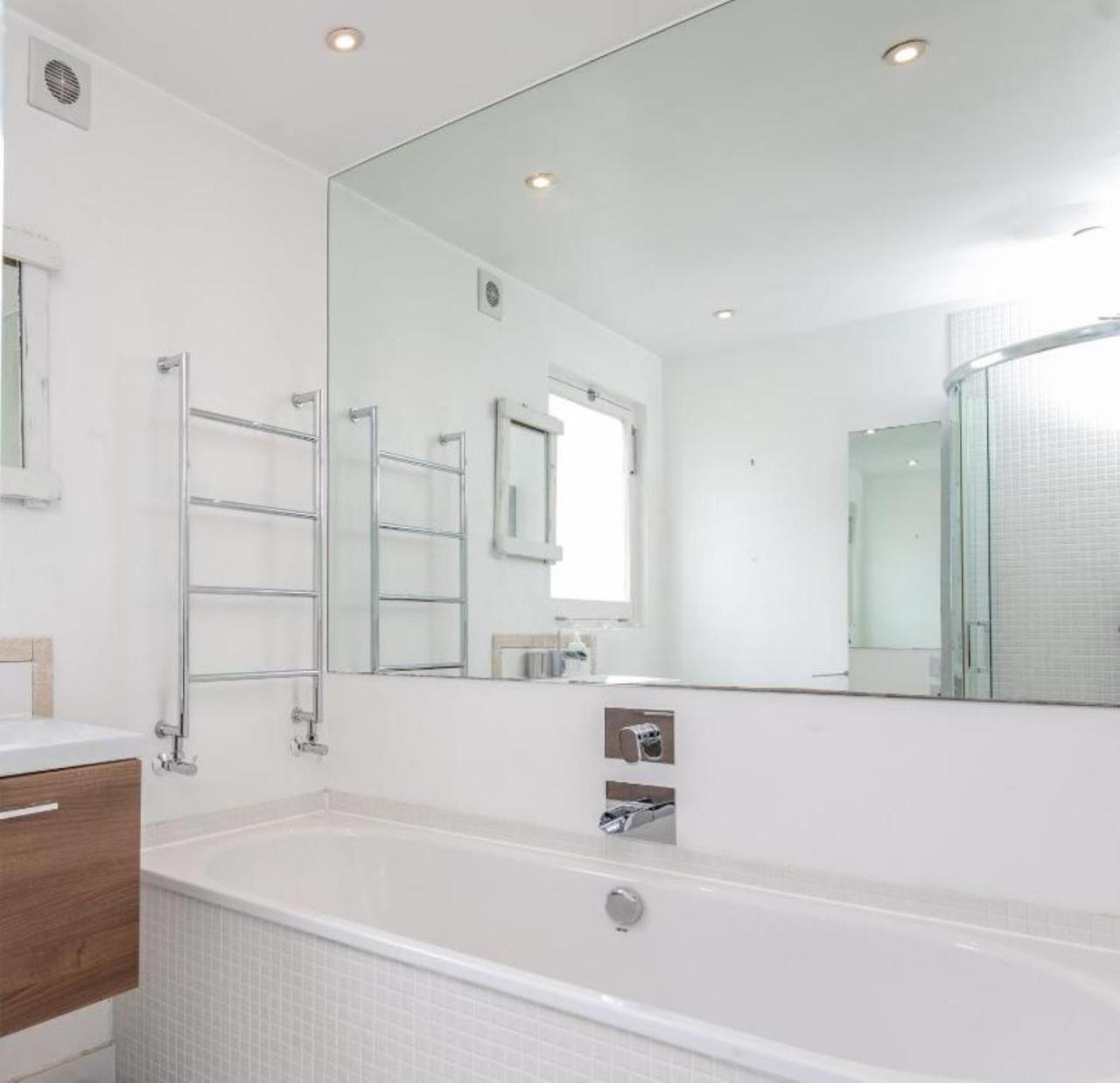 Spacious 2 Bedroom Barons Court, Good Links Appartement Londen