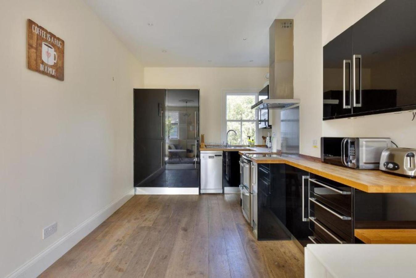 Spacious 2 Bedroom Barons Court, Good Links Londen