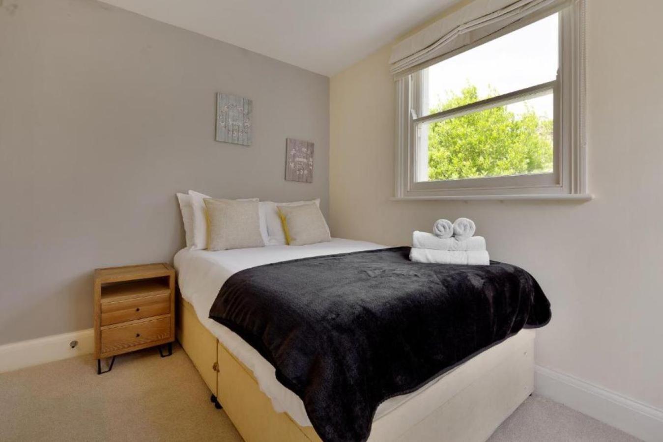 Spacious 2 Bedroom Barons Court, Good Links Appartement *