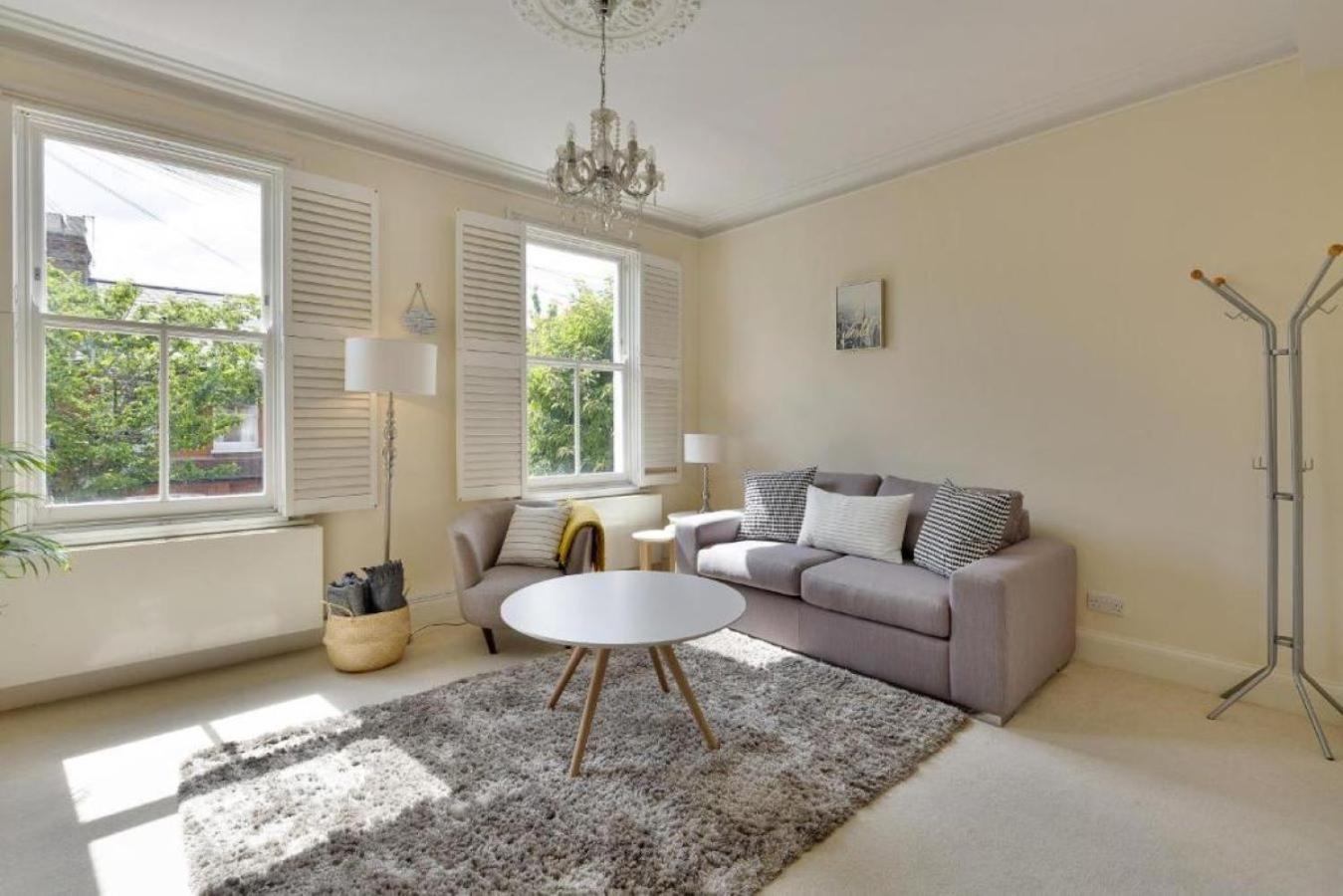 Appartement Spacious 2 Bedroom Barons Court, Good Links Londen