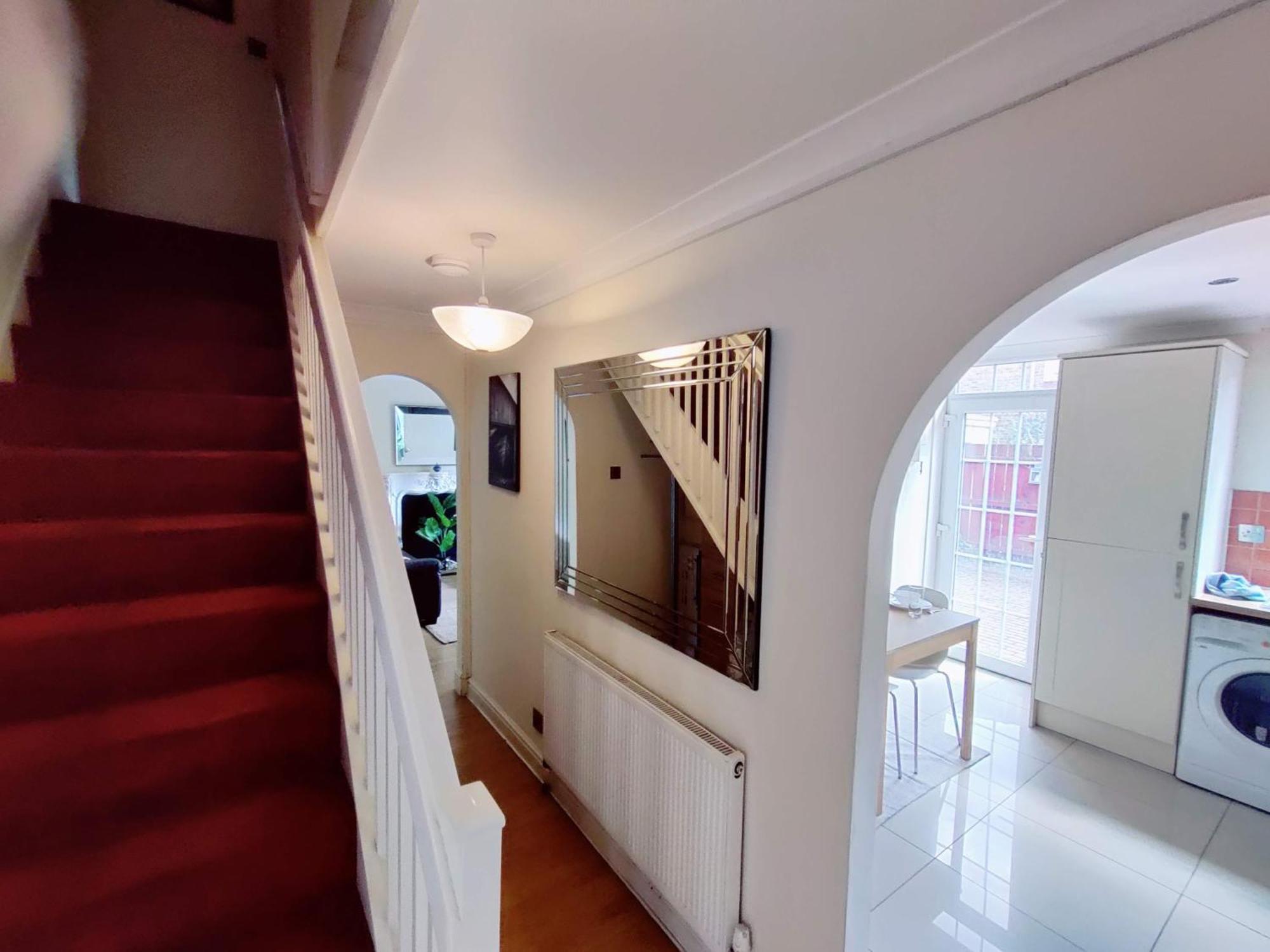 Spacious 3 Bedroom Whitechapel - 9 Mins From Tower Bridge With Free Parking & Garden Semesterbostad *