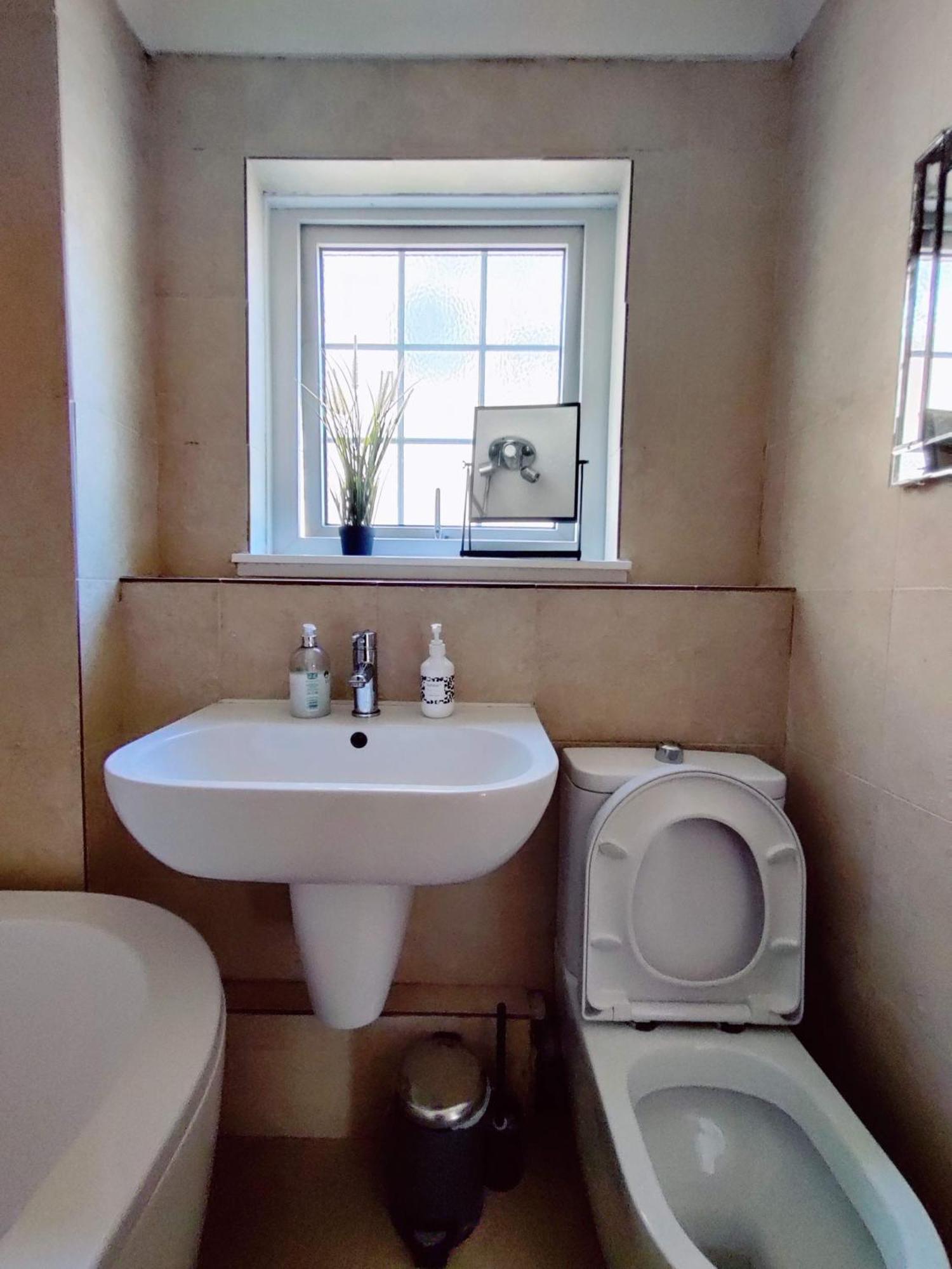 Spacious 3 Bedroom Whitechapel - 9 Mins From Tower Bridge With Free Parking & Garden * London