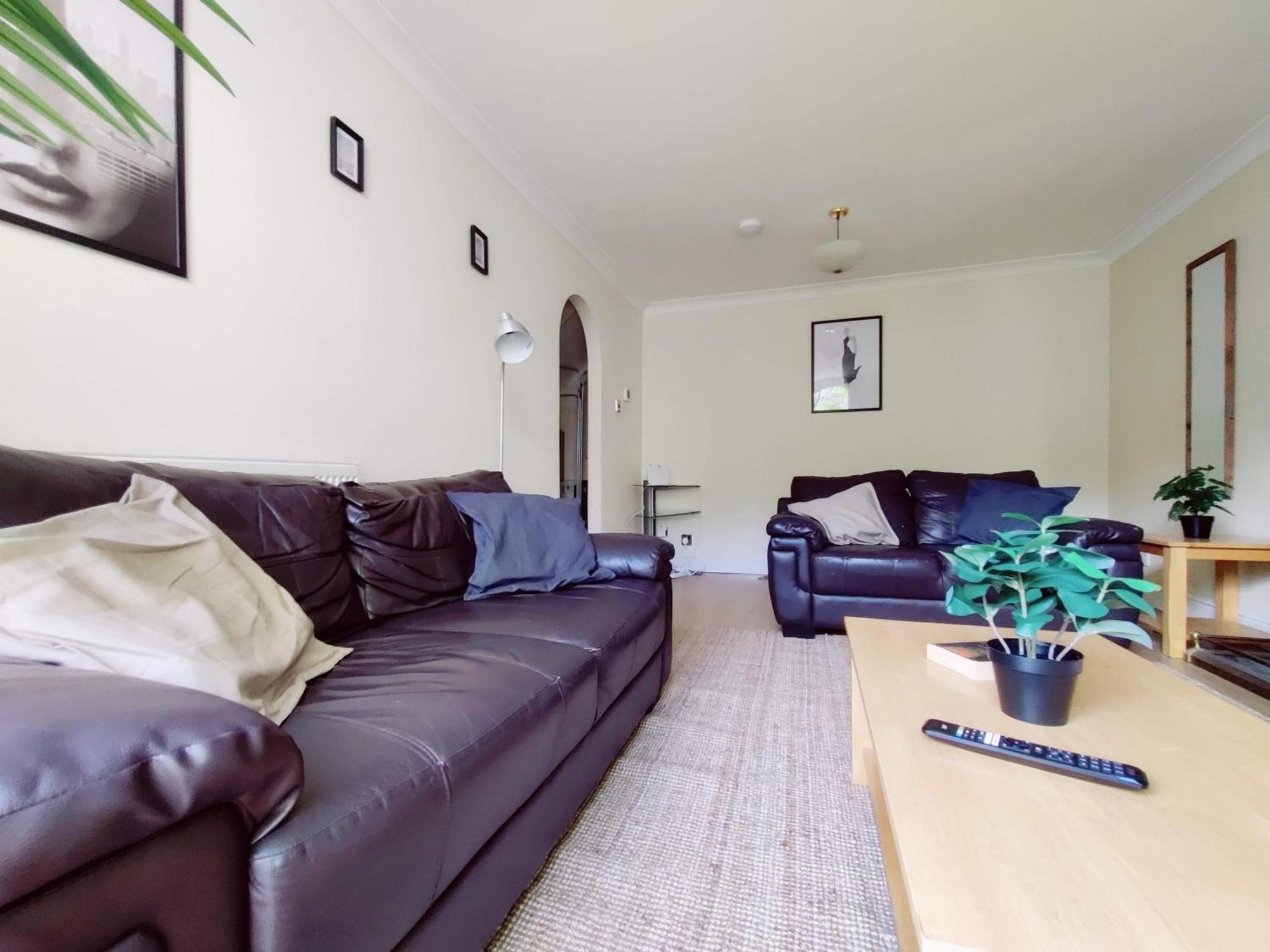 Semesterbostad Spacious 3 Bedroom Whitechapel - 9 Mins From Tower Bridge With Free Parking & Garden