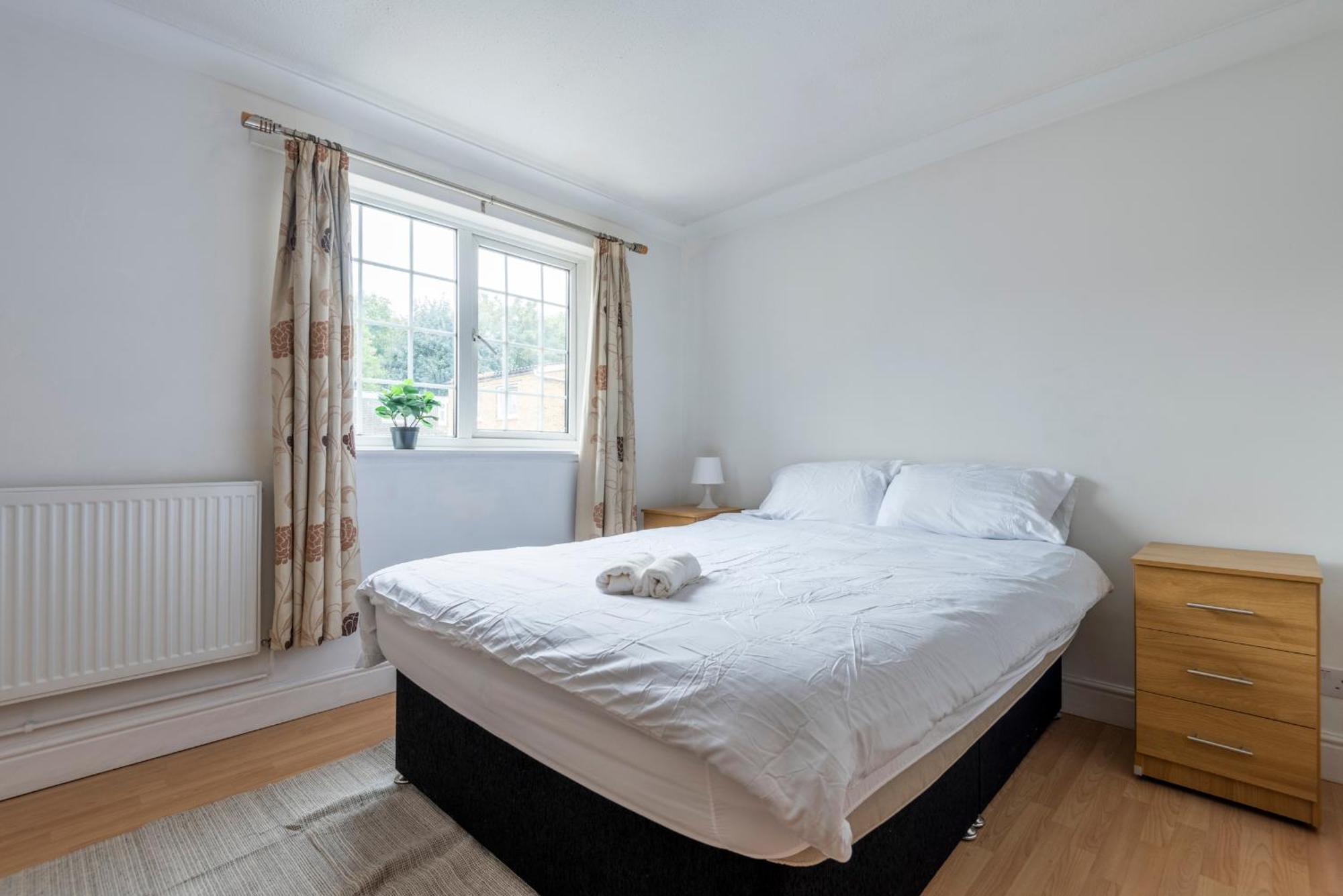 Spacious 3 Bedroom Whitechapel - 9 Mins From Tower Bridge With Free Parking & Garden Semesterbostad