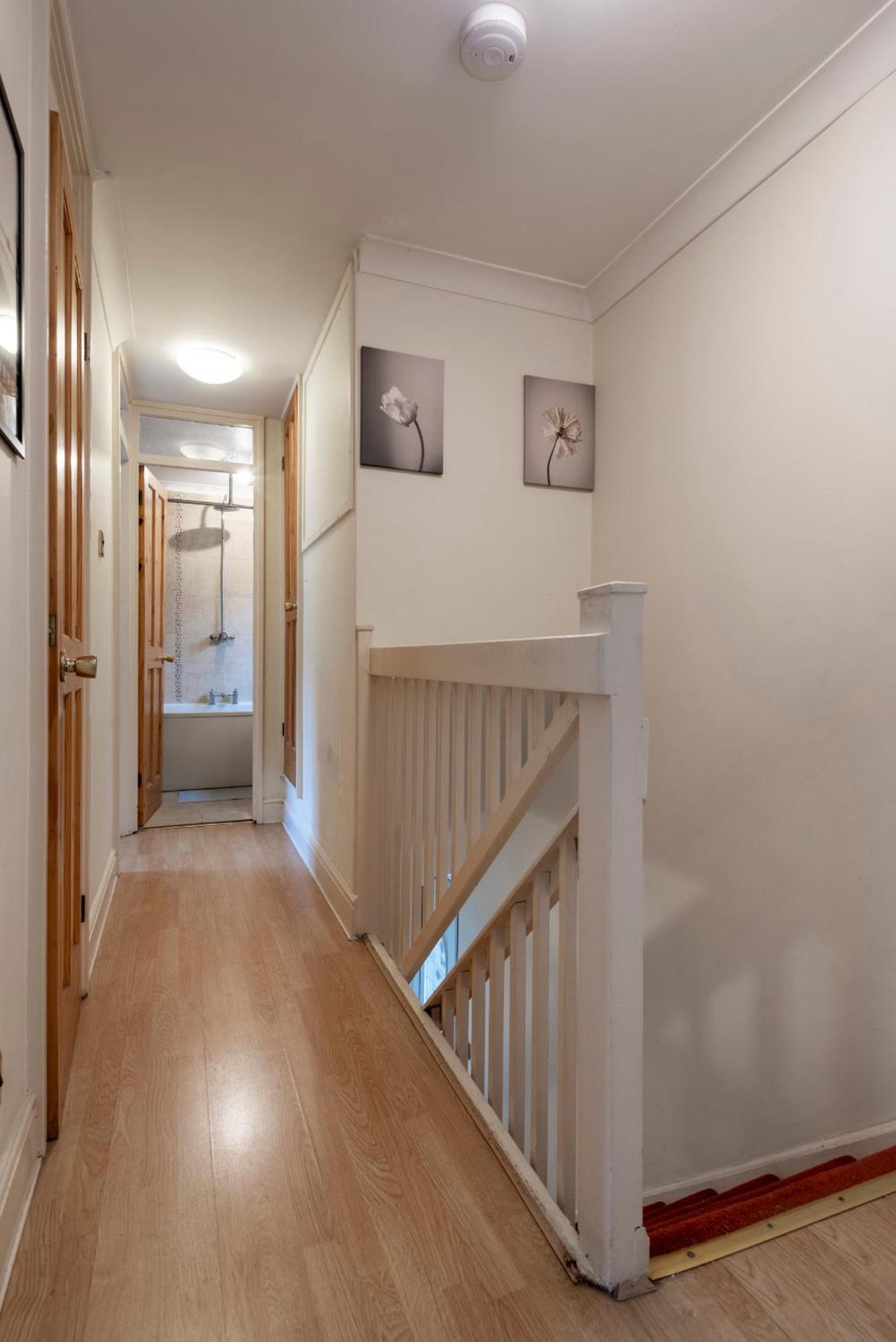 Semesterbostad Spacious 3 Bedroom Whitechapel - 9 Mins From Tower Bridge With Free Parking & Garden London