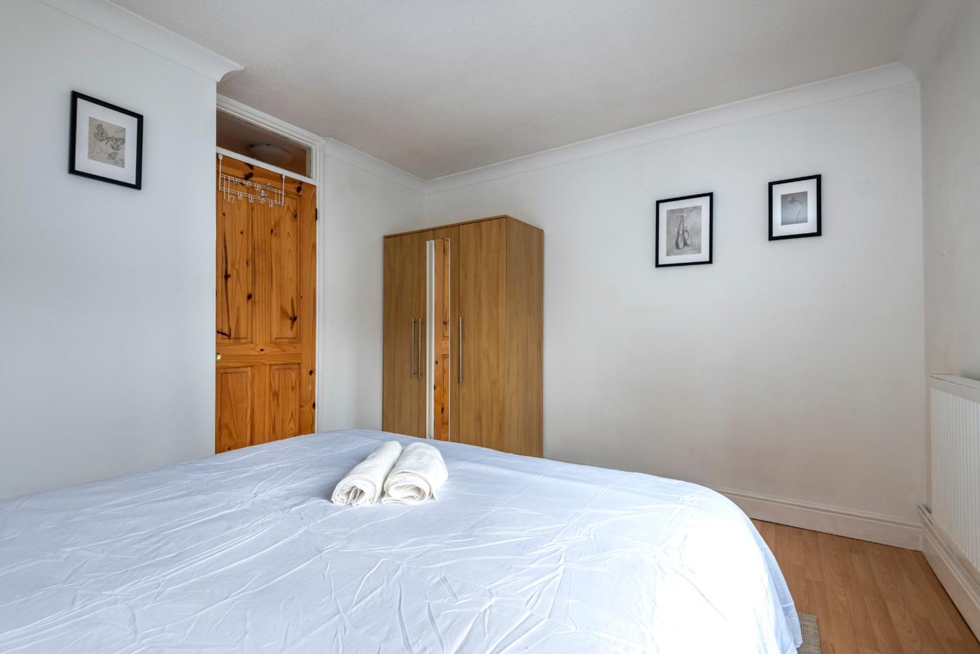 Spacious 3 Bedroom Whitechapel - 9 Mins From Tower Bridge With Free Parking & Garden Semesterbostad