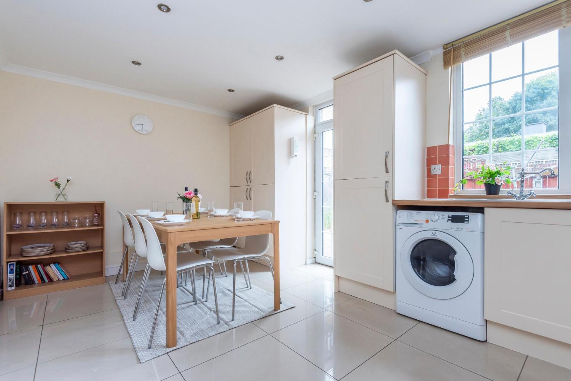 Semesterbostad Spacious 3 Bedroom Whitechapel - 9 Mins From Tower Bridge With Free Parking & Garden *