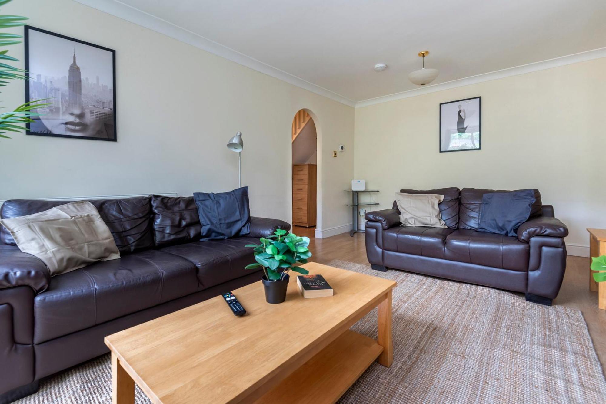 Spacious 3 Bedroom Whitechapel - 9 Mins From Tower Bridge With Free Parking & Garden Semesterbostad