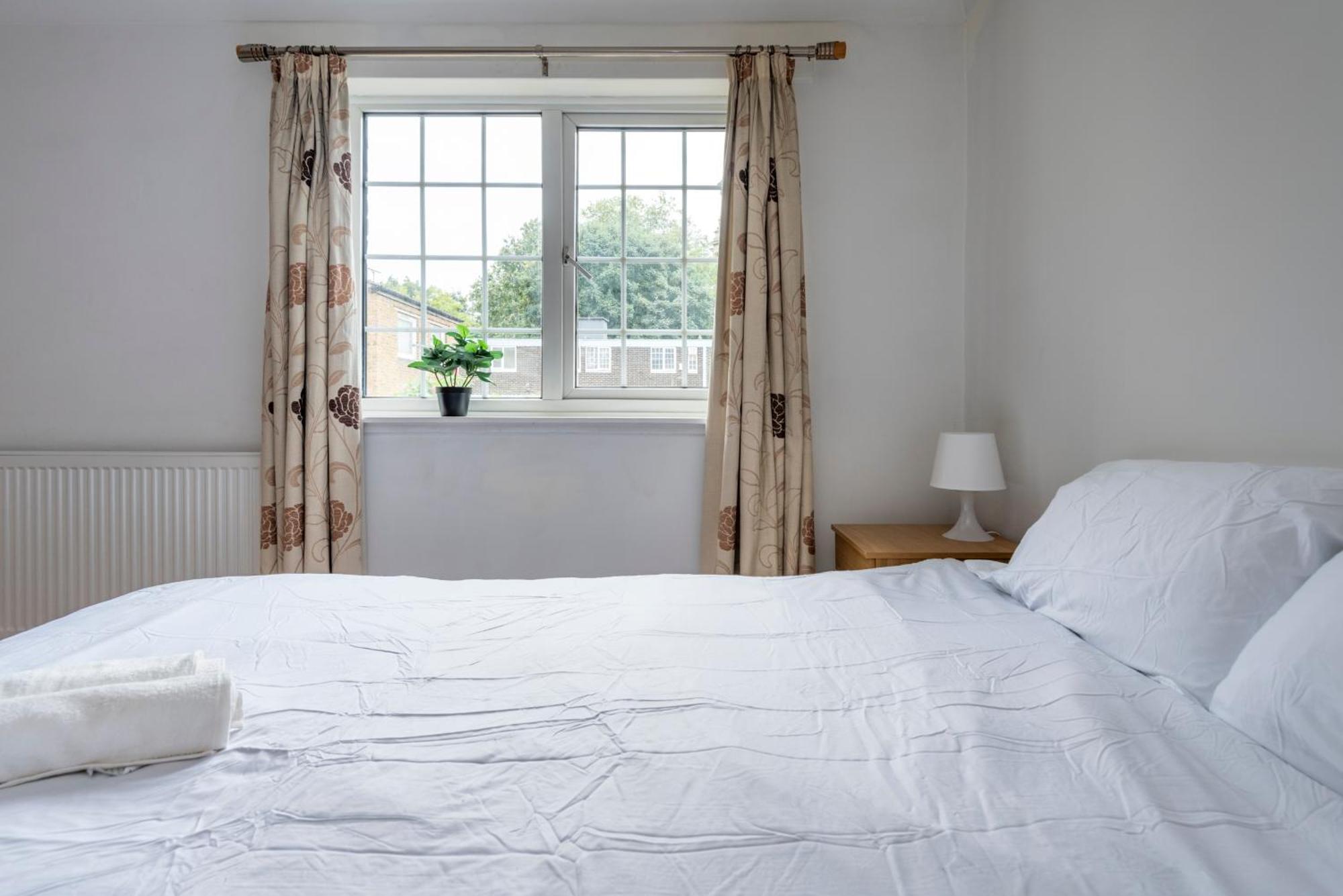 Spacious 3 Bedroom Whitechapel - 9 Mins From Tower Bridge With Free Parking & Garden Semesterbostad *